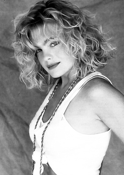 Erika Eleniak photo