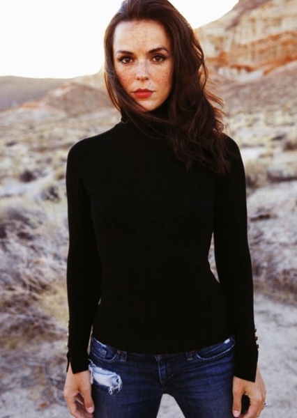 Erin Cahill photo