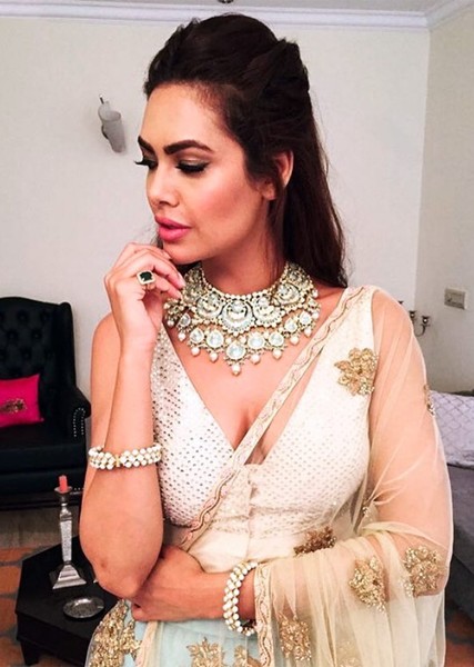 Esha Gupta photo