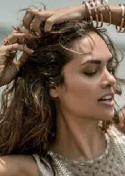 Esha Gupta photo