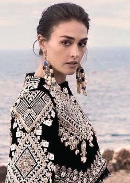 Esra Bilgiç photo