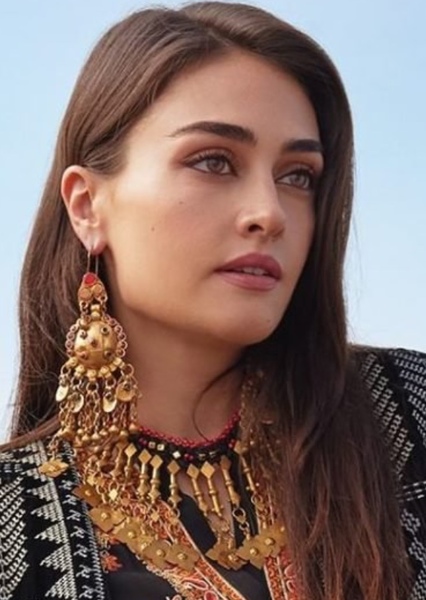 Esra Bilgiç photo