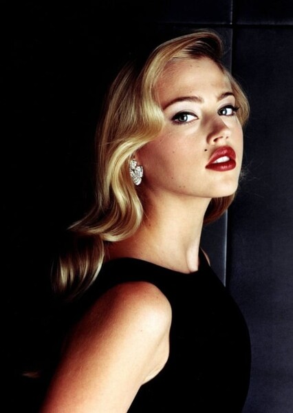 Estella Warren photo