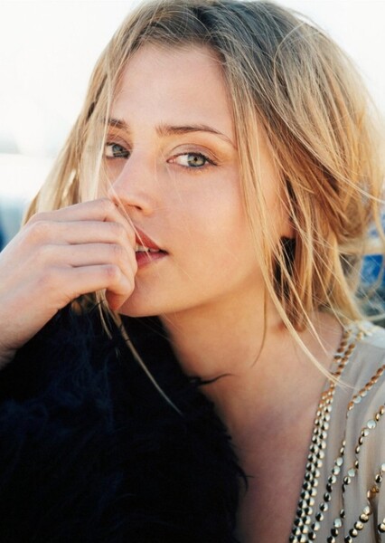 Estella Warren photo