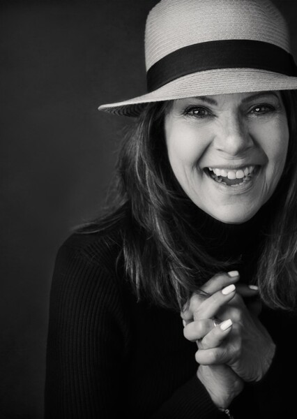 Eva Almos photo