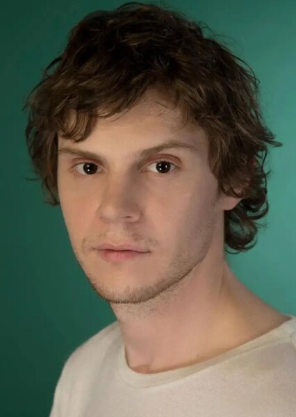 Evan Peters photo
