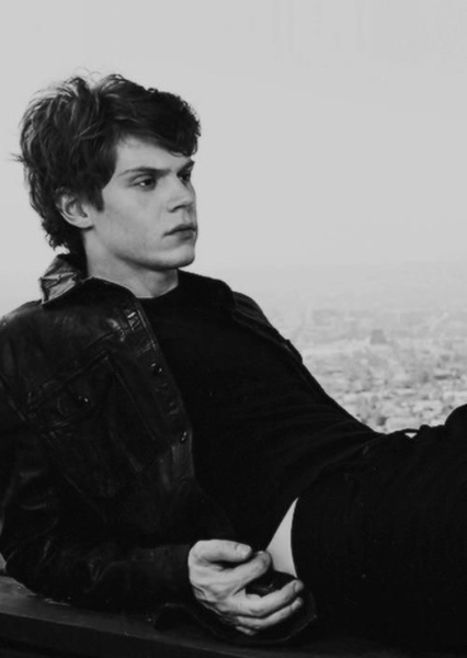 Evan Peters photo