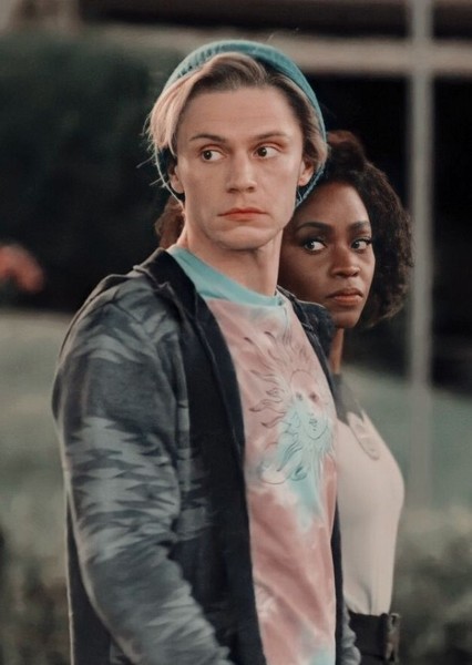 Evan Peters photo