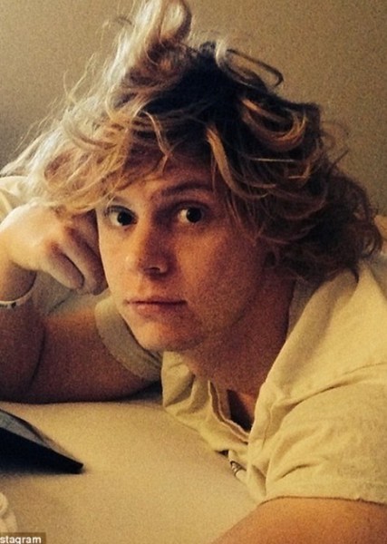 Evan Peters photo