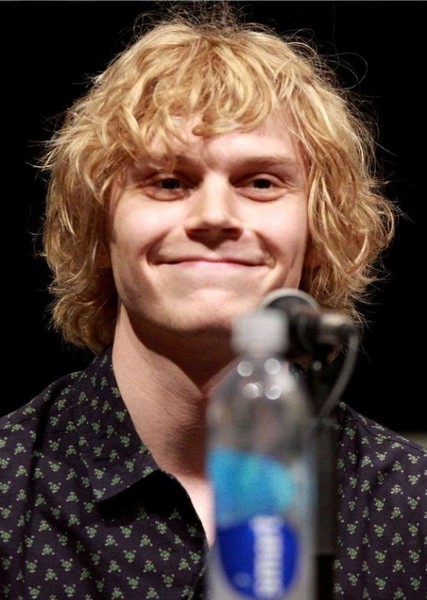 Evan Peters photo