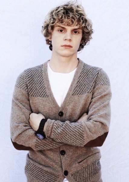 Evan Peters photo