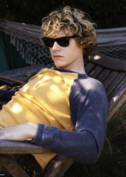 Evan Peters photo