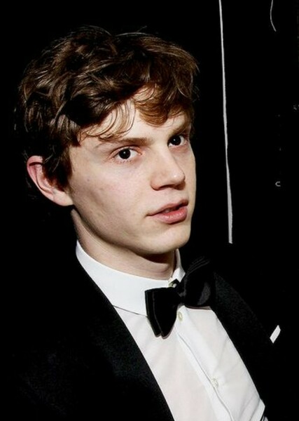 Evan Peters photo