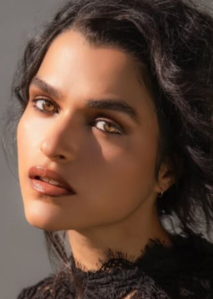 Eve Harlow photo