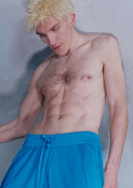 Ewan Mitchell photo