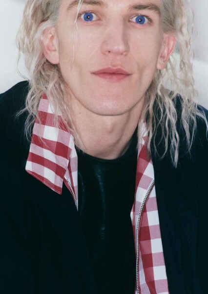 Ewan Mitchell photo
