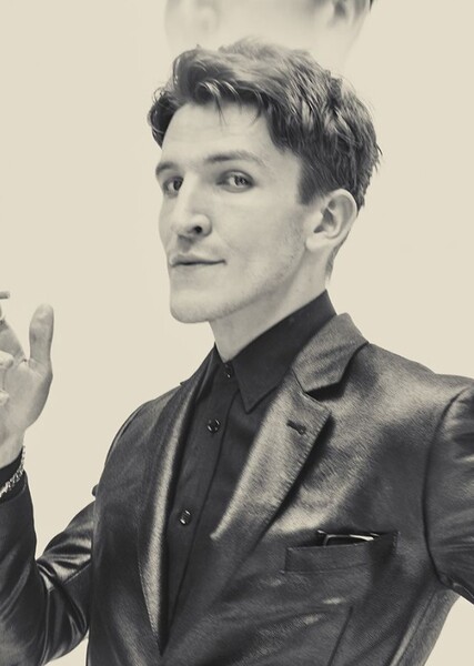 Ewan Mitchell photo
