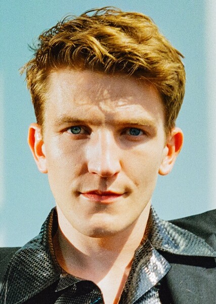 Ewan Mitchell photo