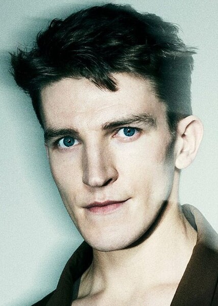 Ewan Mitchell photo