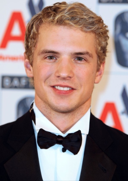 Freddie Stroma photo