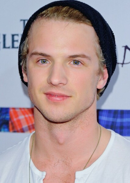 Freddie Stroma photo