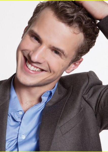 Freddie Stroma photo
