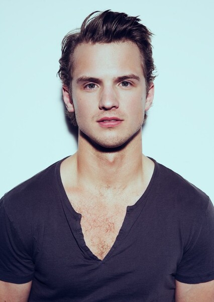 Freddie Stroma photo