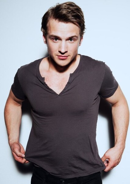 Freddie Stroma photo
