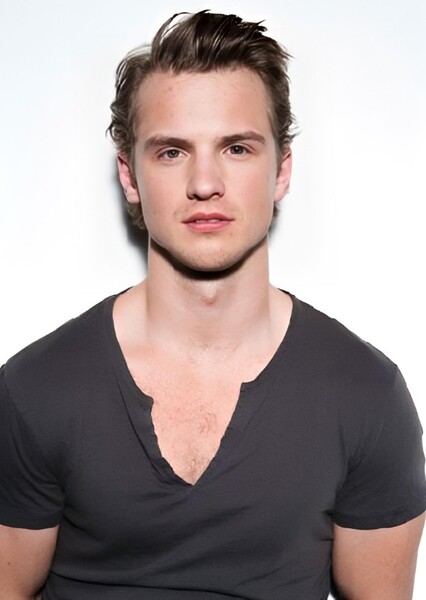 Freddie Stroma photo