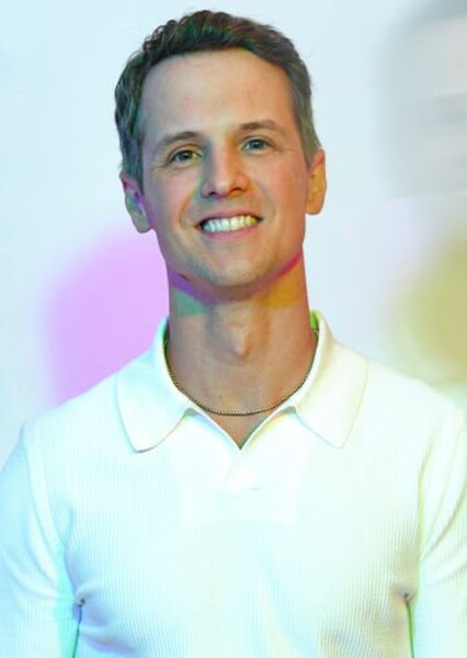 Freddie Stroma photo