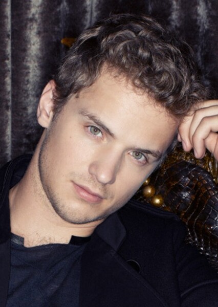 Freddie Stroma photo