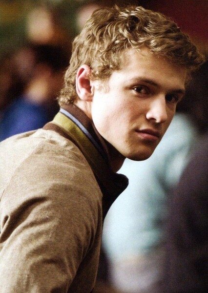 Freddie Stroma photo