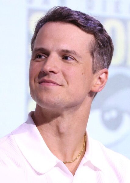 Freddie Stroma photo