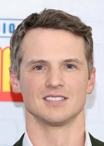 Freddie Stroma photo