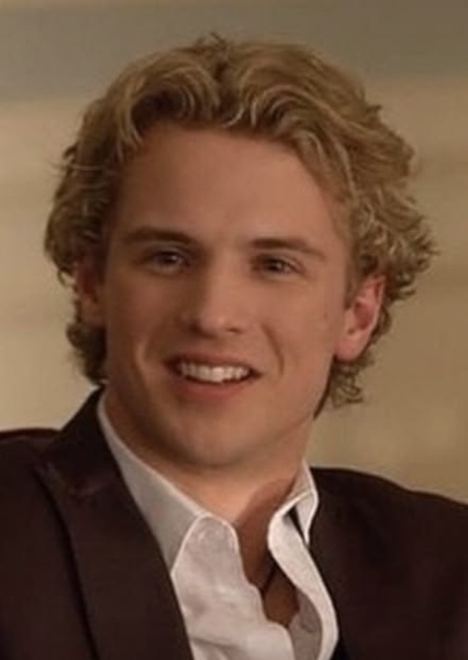 Freddie Stroma photo