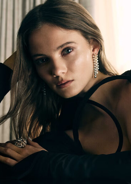 Freya Allan photo
