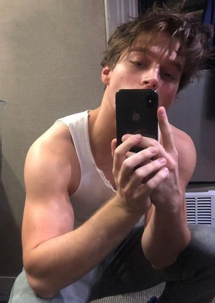 Froy Gutierrez photo