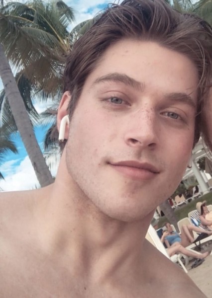Froy Gutierrez photo