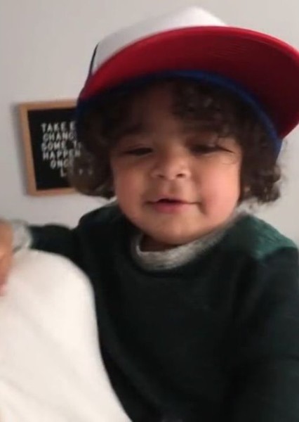 Gaten Matarazzo photo