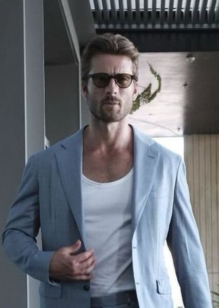 Glen Powell photo