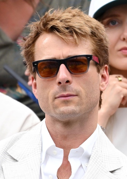 Glen Powell photo