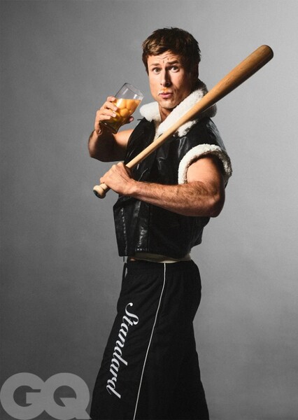 Glen Powell photo