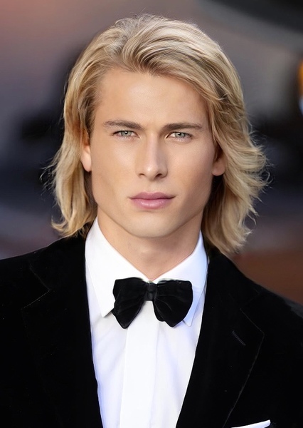 Glen Powell photo