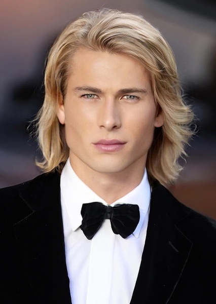 Glen Powell photo
