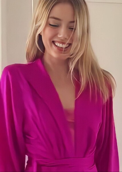 Grace Van Dien photo
