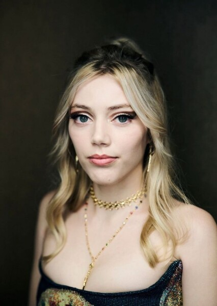 Grace Van Dien photo