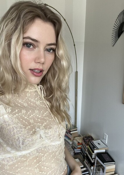 Grace Van Dien photo