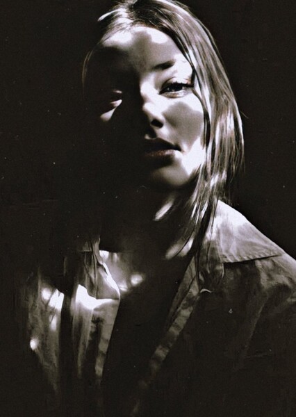 Grace Van Dien photo
