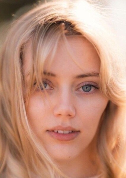 Grace Van Dien photo