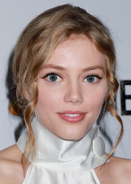 Grace Van Dien